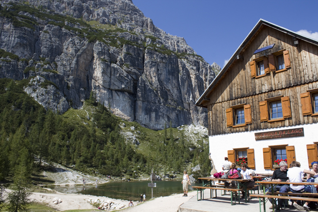 2011-08-25_10-42-16 cadore.jpg -  Mittagsrast an der Rif. Croda da Lago